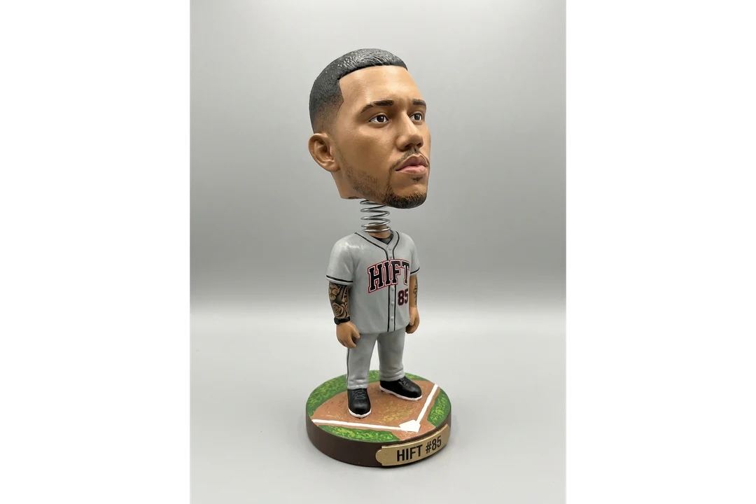 Bobblehead-figur af en anden person i baseballuniform på en rund base