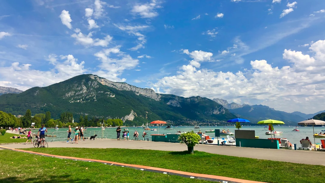 Lakeside park and mountains extended from a 4:3 photo to a 16:9 frame with the uncrop tool